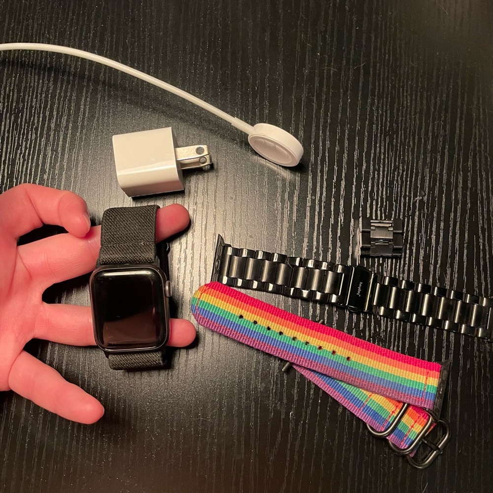 - Apple Watch, SERIES 6, 40mm
Space Gray Aluminum Case
Multiple bands